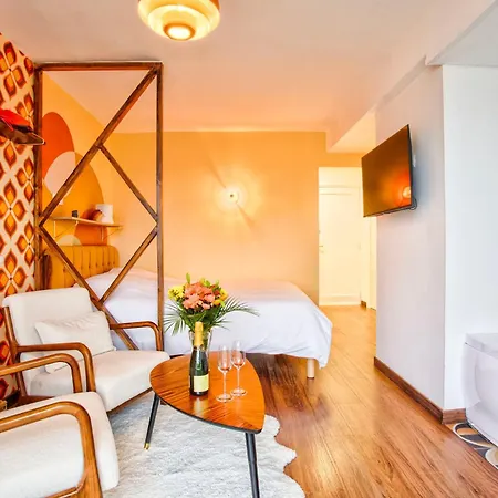 Annee 70 - Jacuzzi Et Balcon アパート