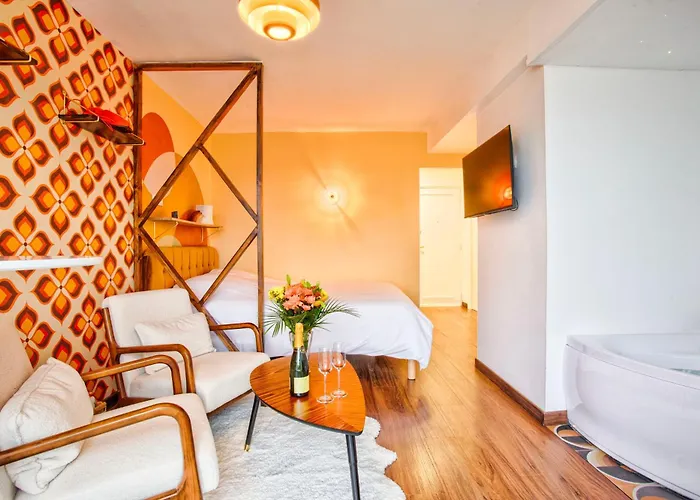 Annee 70 - Jacuzzi Et Balcon Apartment